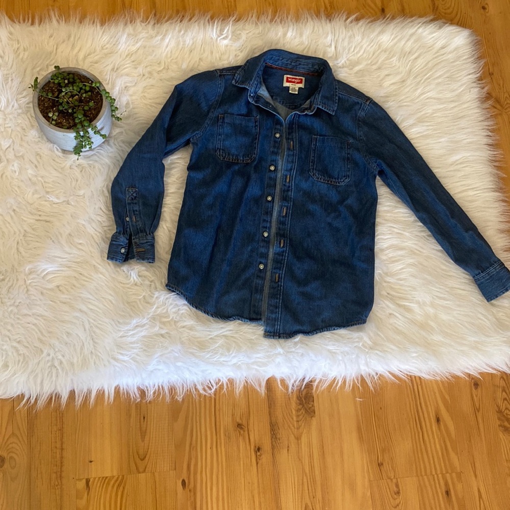 Wrangler boys denim shirt. Size large (10-12). Barely worn